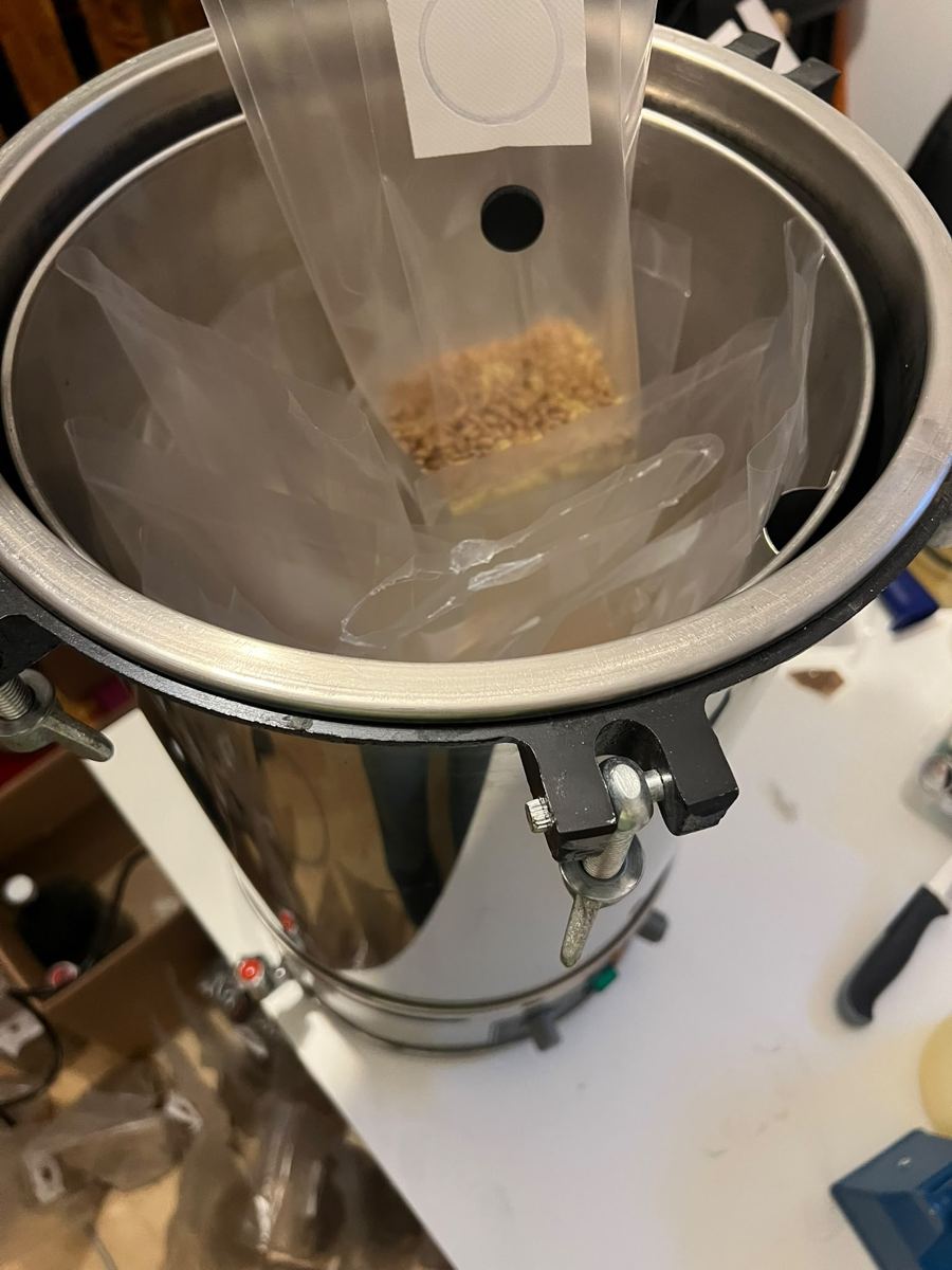Beutel mit Körnern im Autoklav